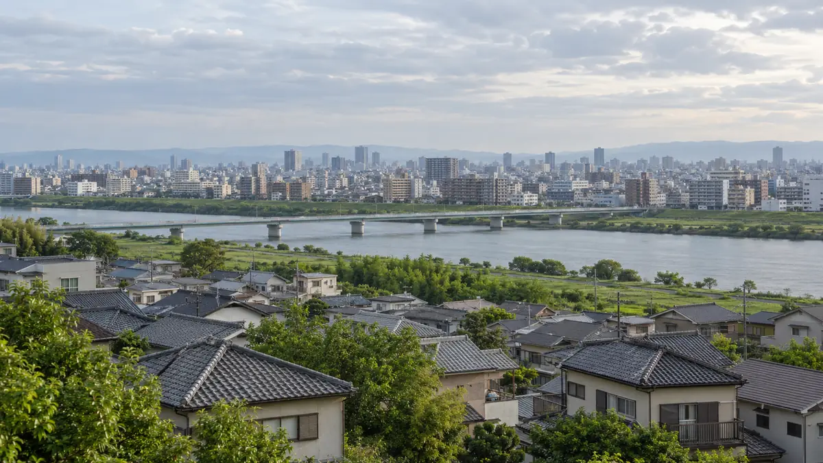 川と橋、住宅街の屋根が広がる街並み